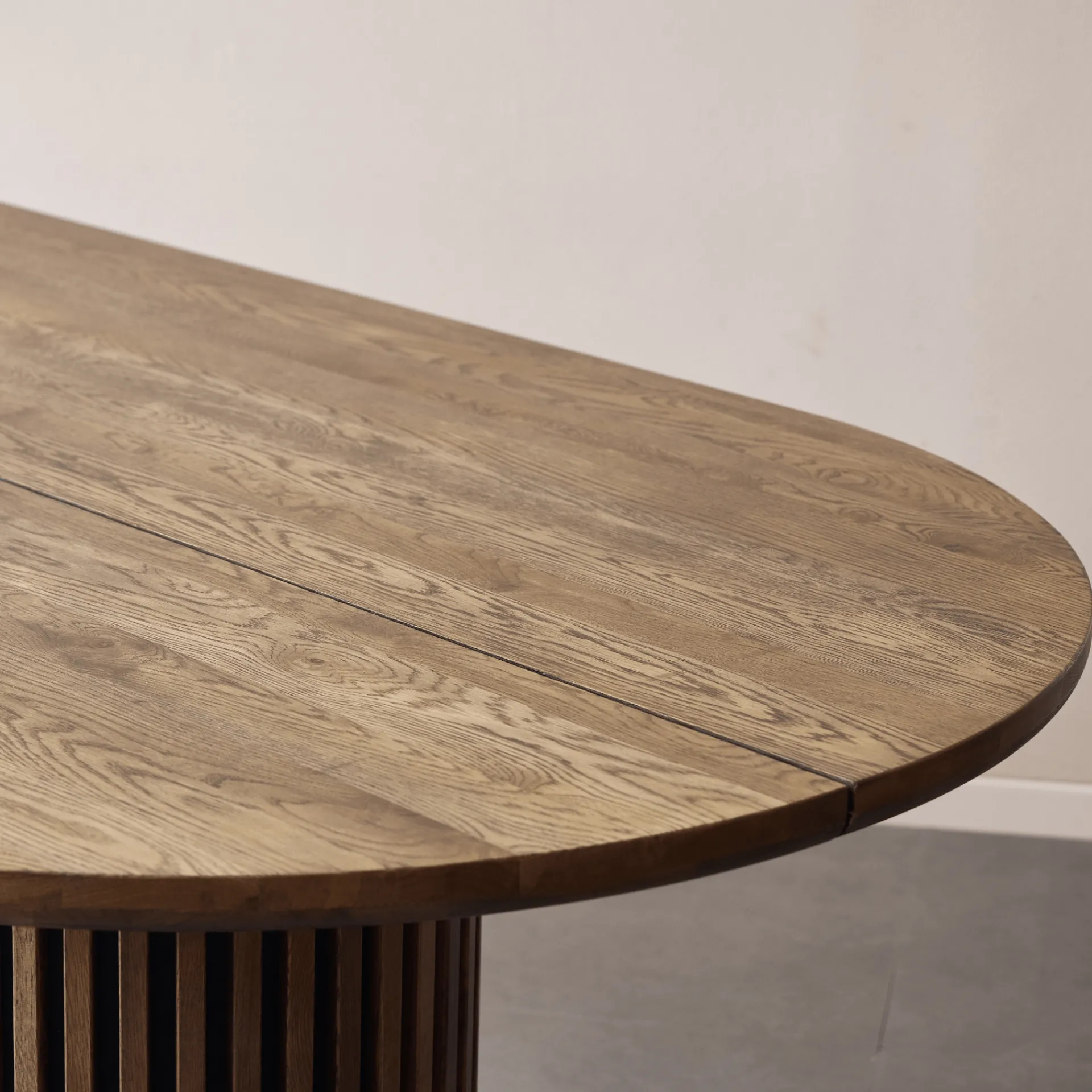 Clearance Nimara Matteo - Plankebord med lamelfod i røget massiv eg 300x120x77 cm