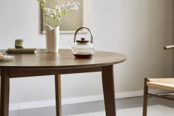 New Nimara Miles - Rundt spisebord Ø120 cm i røget egefiner med sildebensmønster