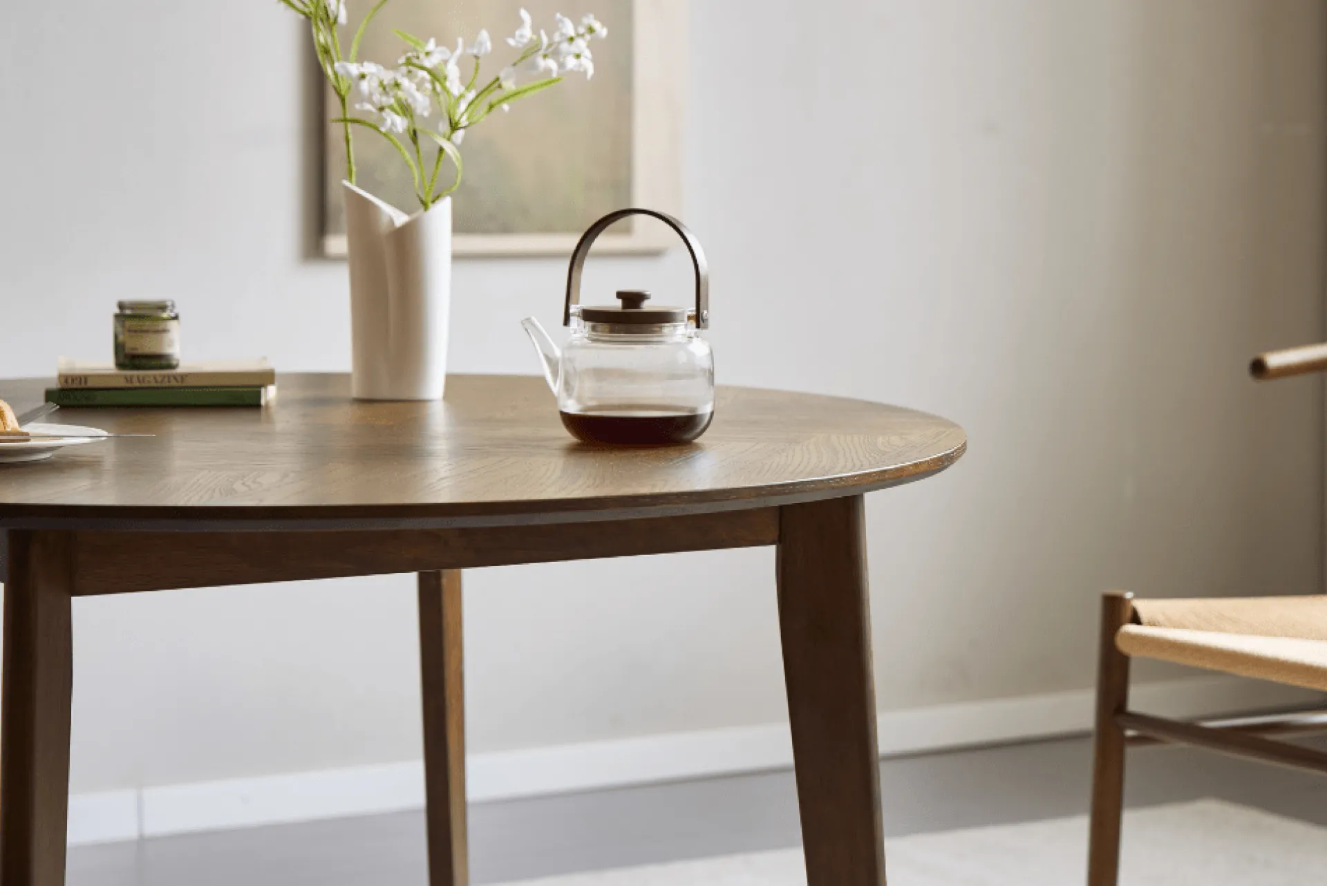 New Nimara Miles - Rundt spisebord Ø120 cm i røget egefiner med sildebensmønster