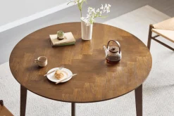 New Nimara Miles - Rundt spisebord Ø120 cm i røget egefiner med sildebensmønster