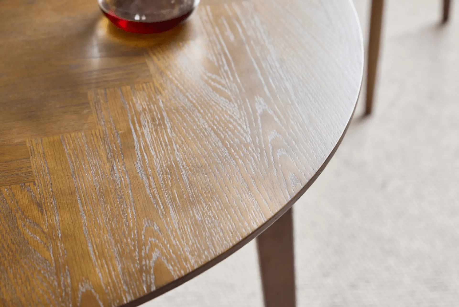 New Nimara Miles - Rundt spisebord Ø120 cm i røget egefiner med sildebensmønster