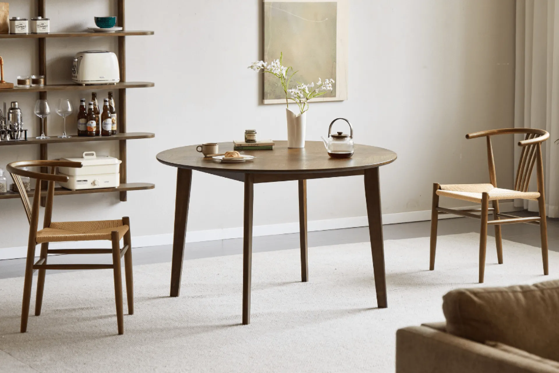 New Nimara Miles - Rundt spisebord Ø120 cm i røget egefiner med sildebensmønster