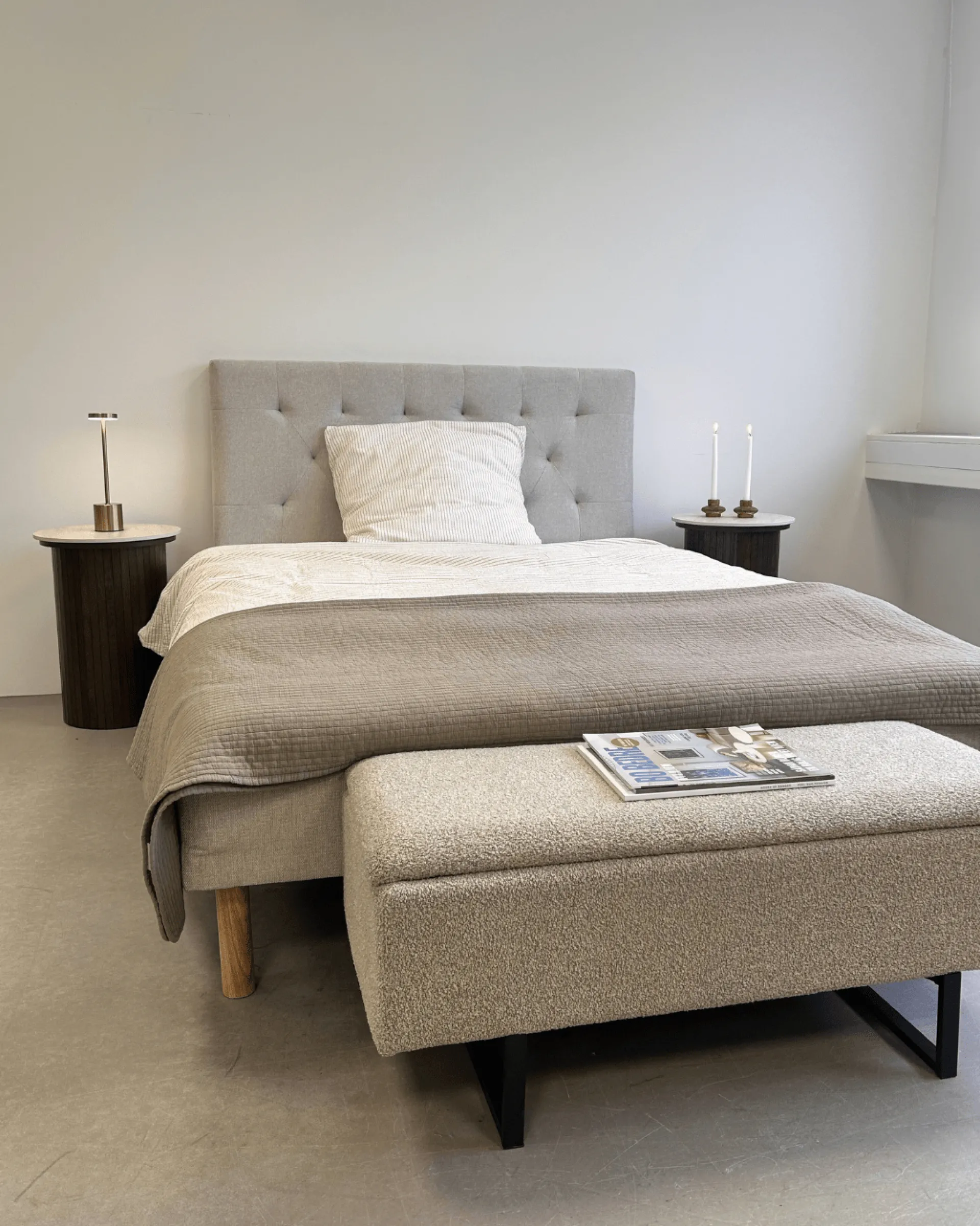 Hot Nimara Premium boxmadras seng i beige 140x200 cm med 7 cm topmadras i memoryskum ekskl. ben