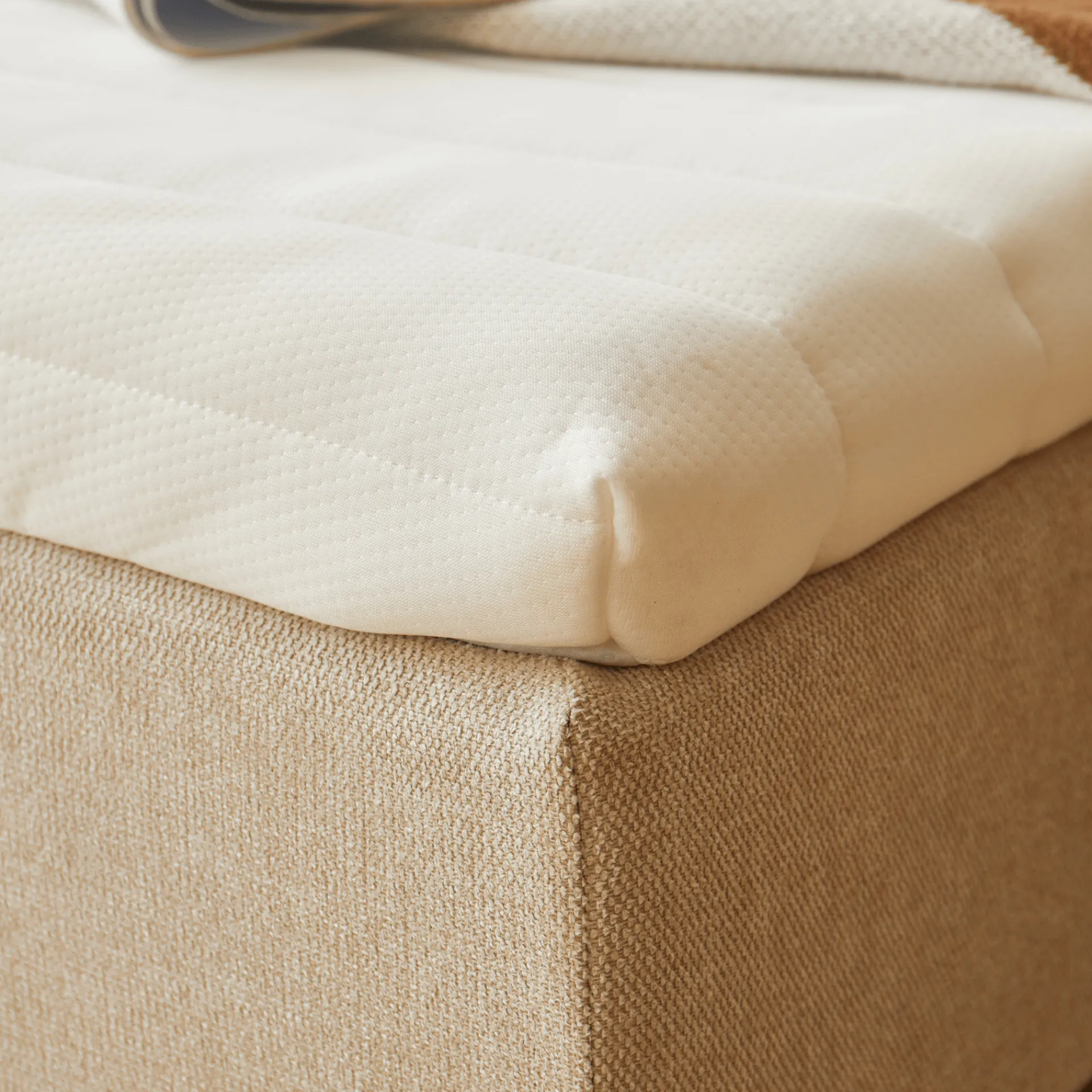 Hot Nimara Premium boxmadras seng i beige 140x200 cm med 7 cm topmadras i memoryskum ekskl. ben