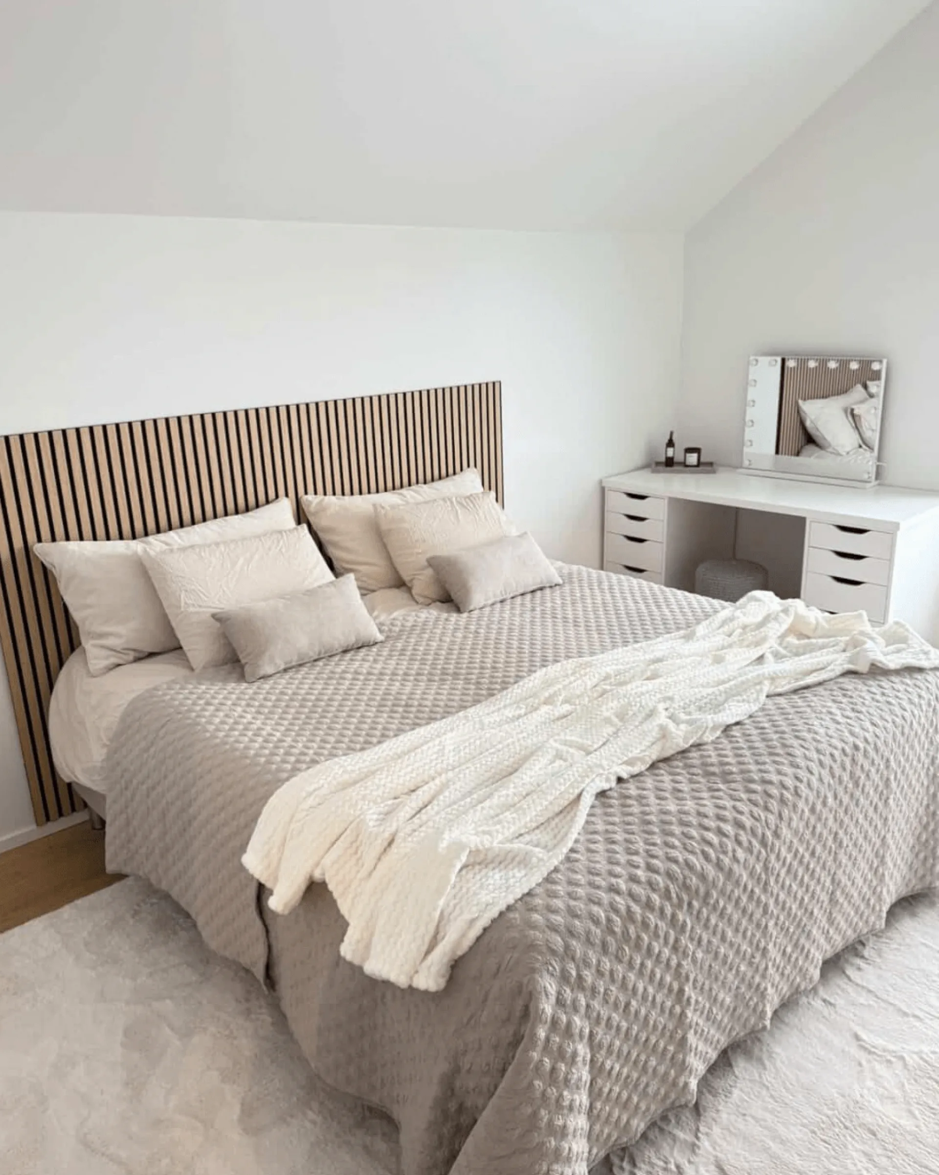 New Nimara Premium Kontinentalseng i beige 180x200 cm med 7 cm topmadras i memoryskum inkl. chrome ben