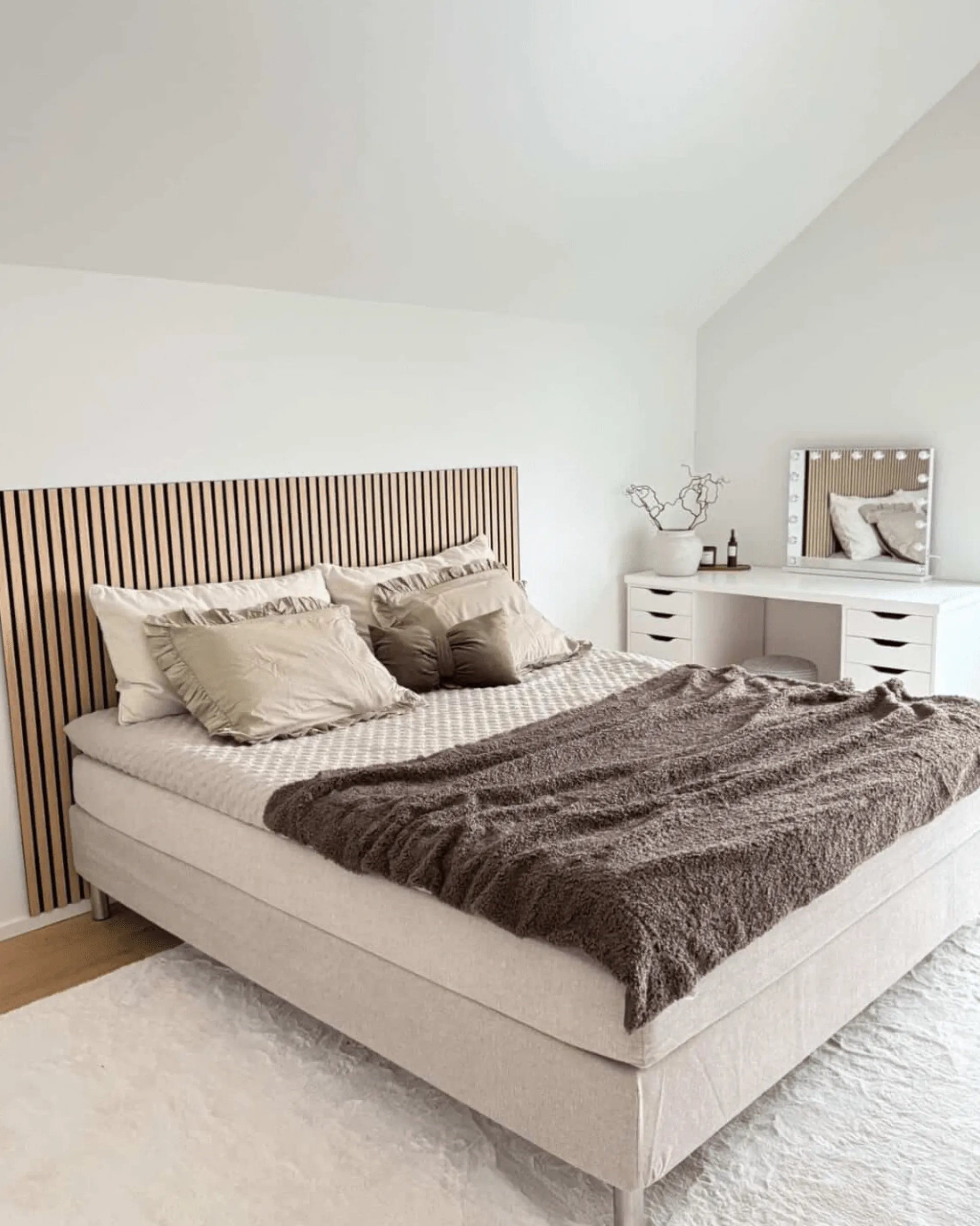 New Nimara Premium Kontinentalseng i beige 180x200 cm med 7 cm topmadras i memoryskum inkl. chrome ben