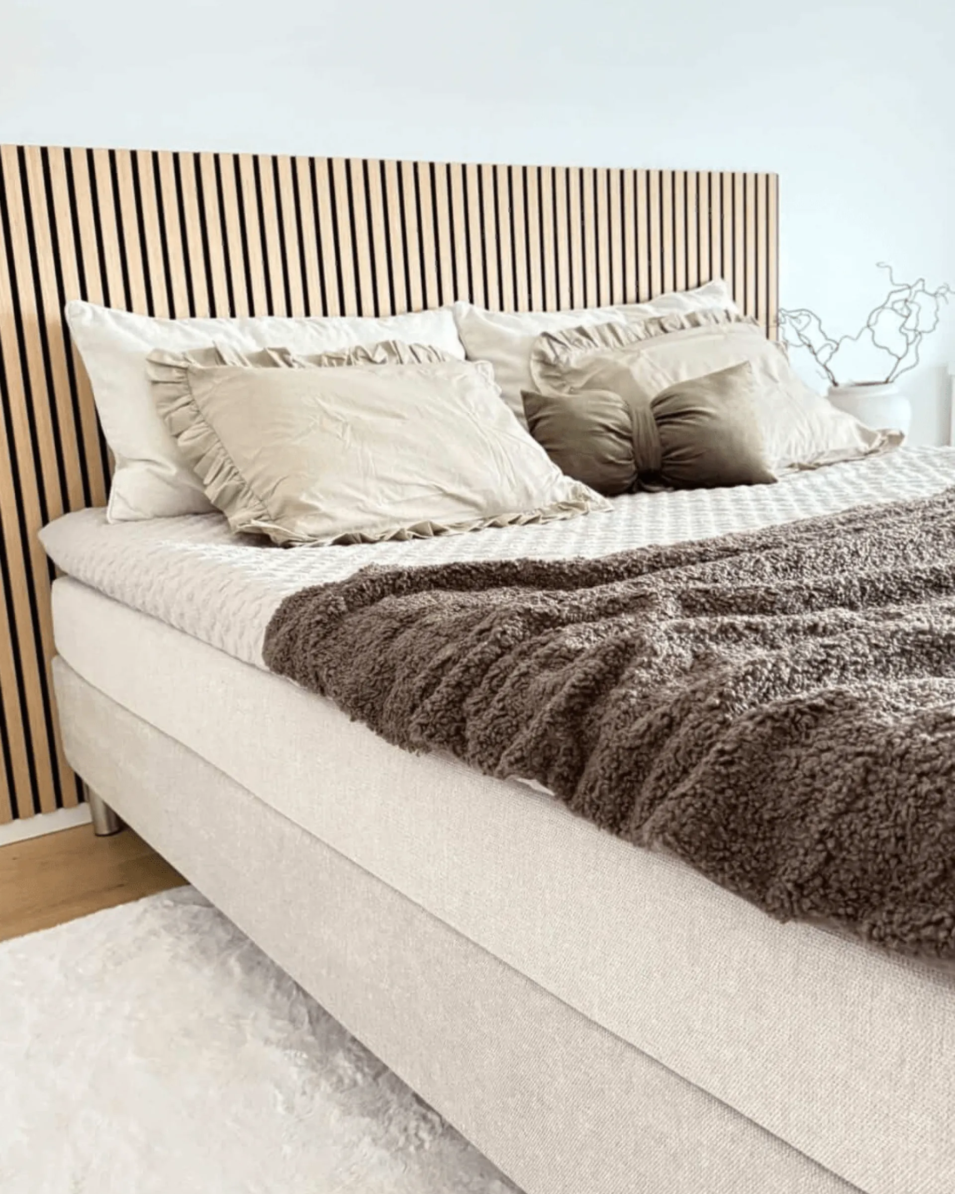 New Nimara Premium Kontinentalseng i beige 180x200 cm med 7 cm topmadras i memoryskum inkl. chrome ben