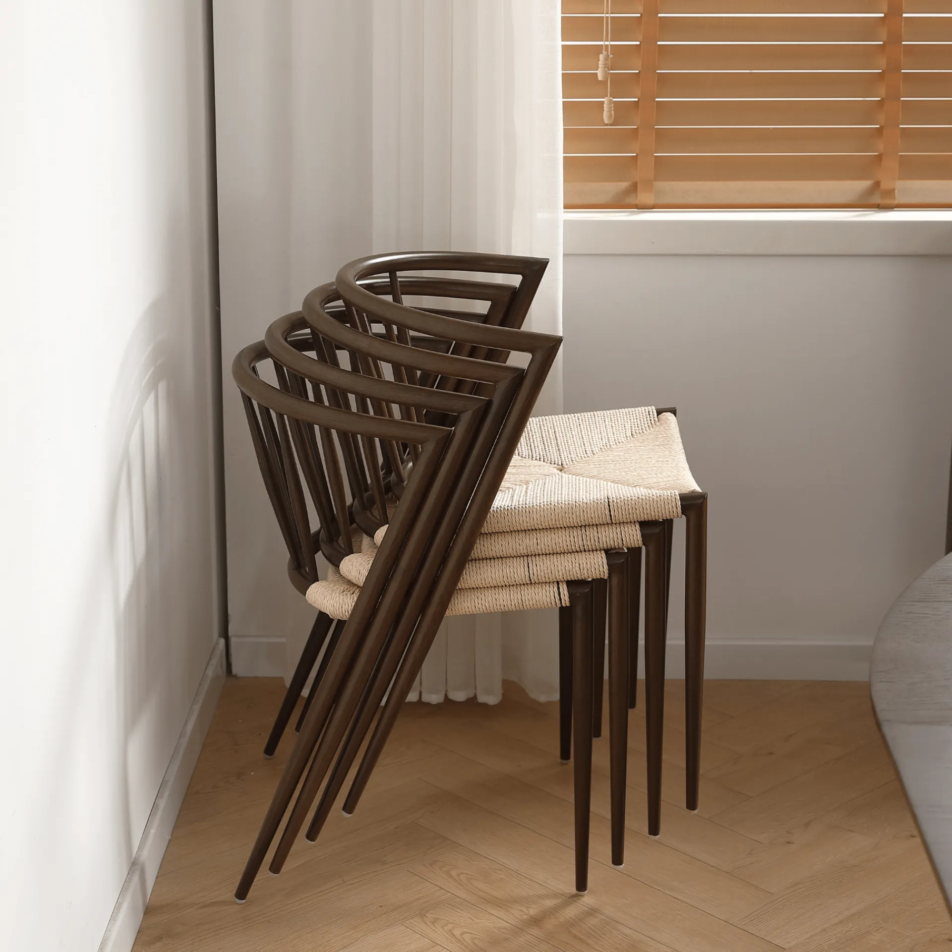 New Nimara Spisebordssæt - Lewis lamel spisebord Ø120 cm med udtræk i røget egefiner + 6 x Bella spisebordsstole i røget eg