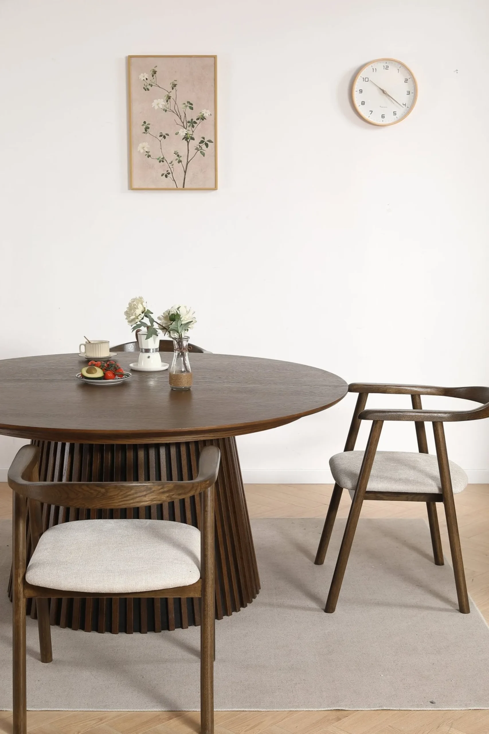 Online Nimara Spisebordssæt - Lewis lamel spisebord Ø120 cm med udtræk i røget egefiner + 4 x Jocelyn spisebordsstole i røget eg
