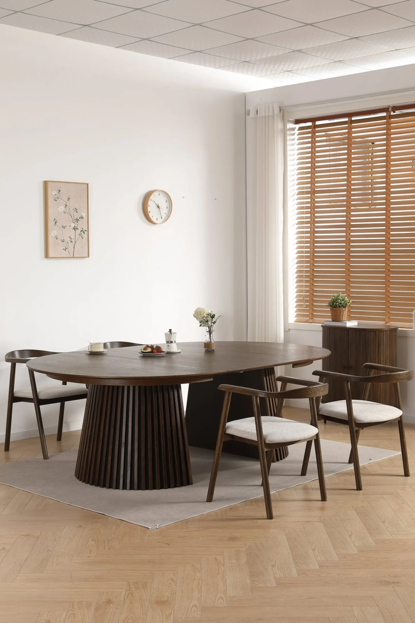 Online Nimara Spisebordssæt - Lewis lamel spisebord Ø120 cm med udtræk i røget egefiner + 4 x Jocelyn spisebordsstole i røget eg