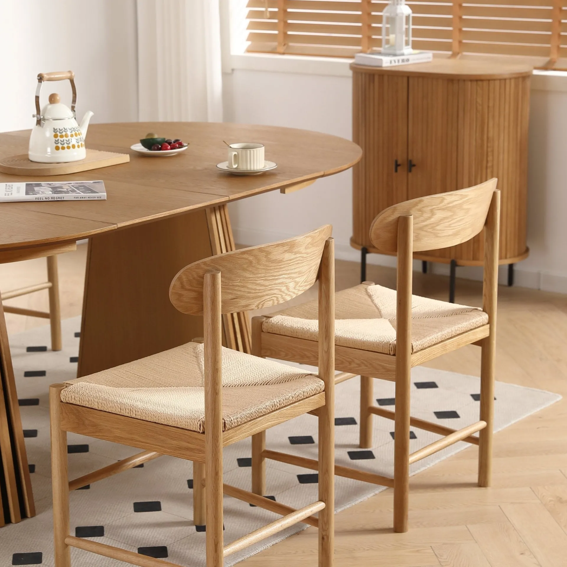 Nimara Spisebordssæt - Lewis lamel spisebord Ø120 cm med udtræk i egefiner + 6 x Madison spisebordsstole i eg