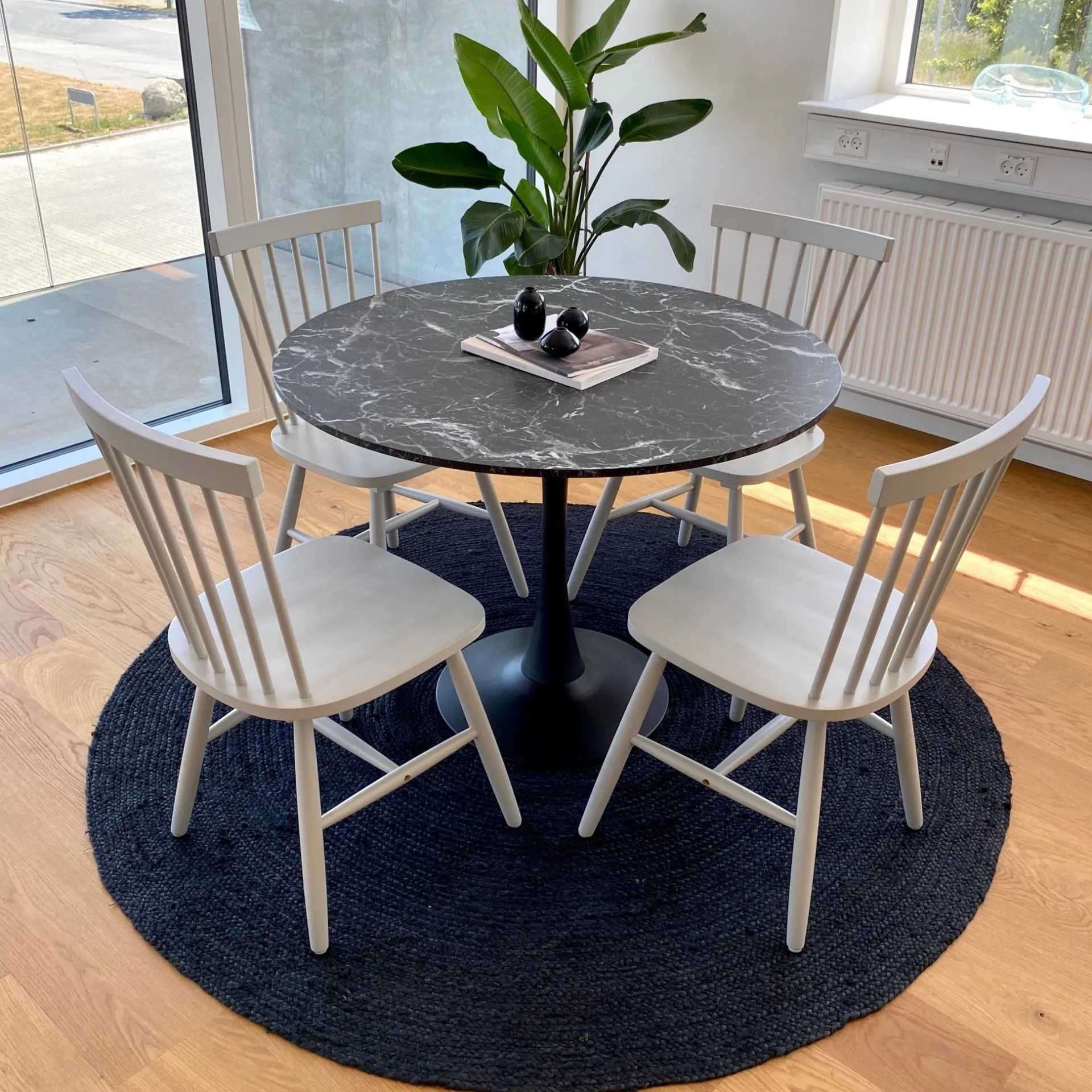 Outlet Nimara Zander - Rundt sort marmor-look spisebord med trompetfod - Ø100 cm